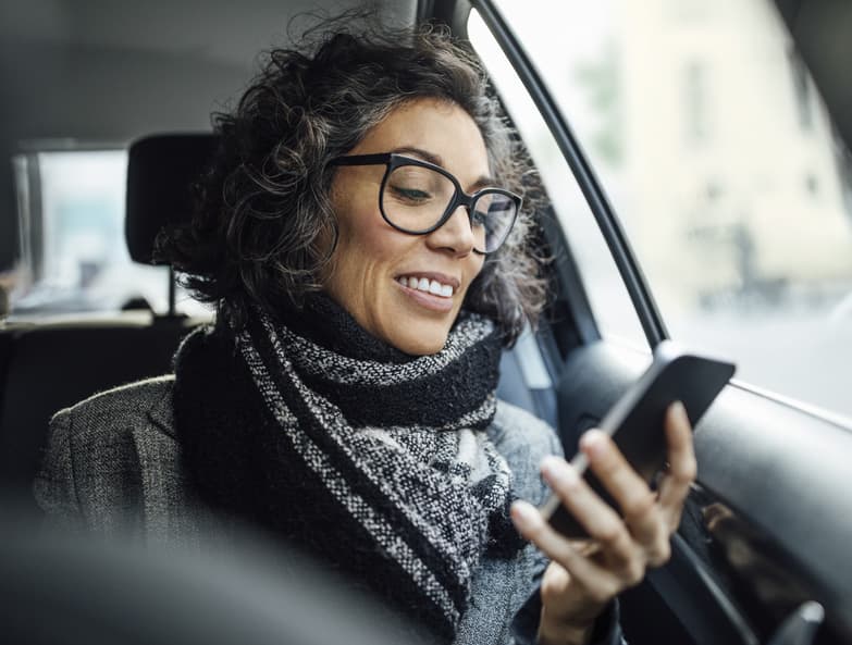 Oticon_Woman-in-car_web_text-image-branded_783x564